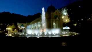 preview picture of video 'Mariánské Lázně - Zpívající fontána (Singing fountain in the evening)'