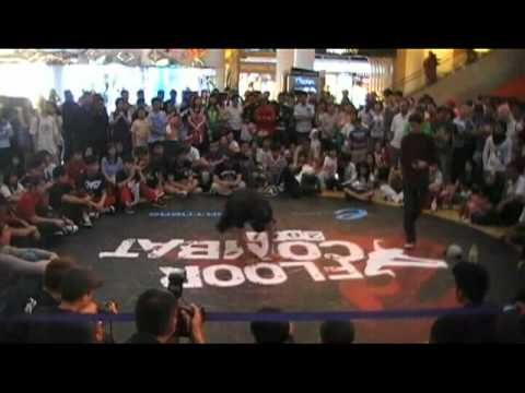 FLOOR COMBAT 2011 - Top 4 Bboy 1on1 Battle 1 - Bboy Juicy vs Bboy Small River