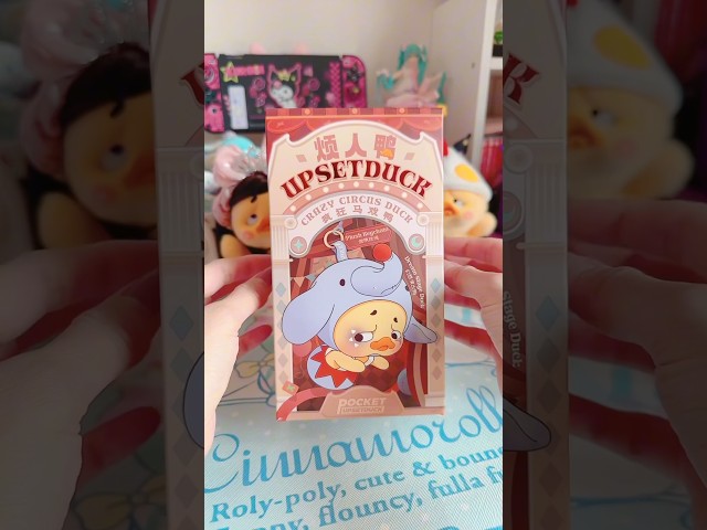 Kolekcjonerska miękka zabawka z zawieszką POP TOP 1983toys z serii &bdquo;Upset Duck &rdquo; &ndash; SHOW CYRKOWE