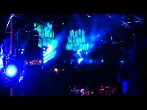 Dj Fresh plays Skrillex's rough neck bass in the village - Shambhala 2011 Live - HD