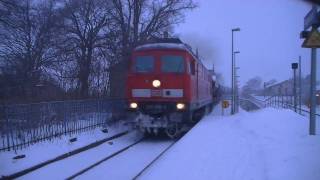 preview picture of video '(HD) 233 596 mit einem schweren Güterzug im winterlichen Wegeleben'