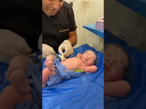 ولد كأنه أمير لا يهتم لأي شيء حوله!