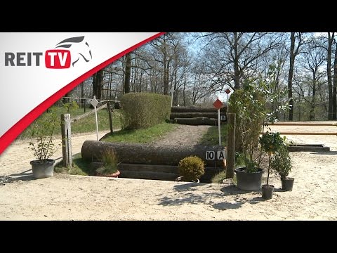 Turnierreiten lernen: Vielseitigkeit - Das Gelände abgehen