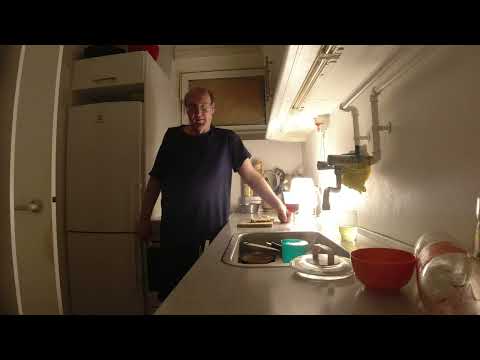 MongoTV_9892 - Spiser Ristet Toast SØNDAG MIDNAT og Blander SAFTEVAND