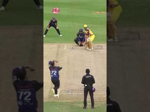 🔊 Sound ON! Just listen to Azam Khan behind the wickets 😂