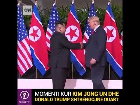 Takimi historik - Momenti kur Kim Jong un dhe Donald Trump shtrëngojnë duart