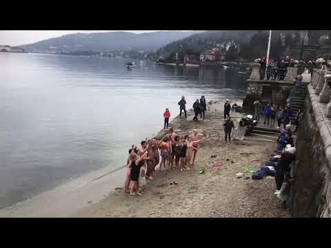 I 18 temerari di Baveno che salutano il 2023 con un tuffo nel lago