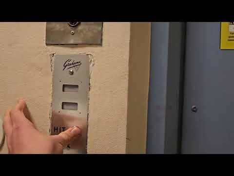 Amazing 1958 Graham Brothers traction elevator/lift in Polhemsgatan 2, Trollhättan, Sweden