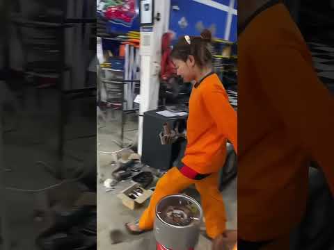 ช่างฝนใส่เสื้อไปวัด#โรงกลึงฝน #ช่างฝน #ผู้หญิงซ่อมรถ #ช่างฝนsuper100