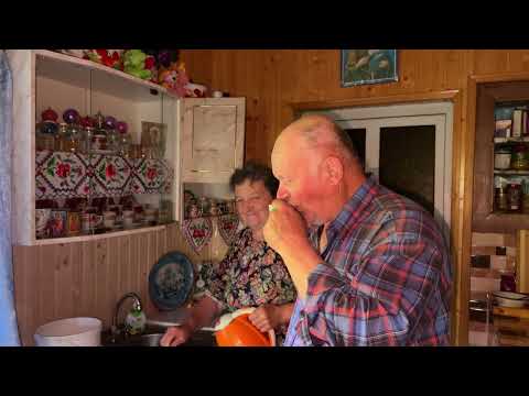 Off Grid und 83: Wie dieses ukrainische Paar in Frieden und Einfachheit in den Karpaten lebt