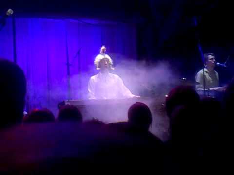Rainald Grebe - Single in Berlin in Hamburg in Concert in Farbe in schwungvoller Manier