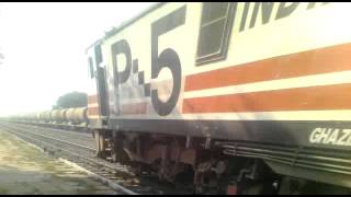 preview picture of video 'INDIAN RAILWAYS: bhopal shatabdi tufaani blast past from kotra towards jhansi @120'