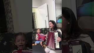 Mini sanfoneira louvando a Deus com alegria🪗🎶🤍 #gizelegranado #hinos