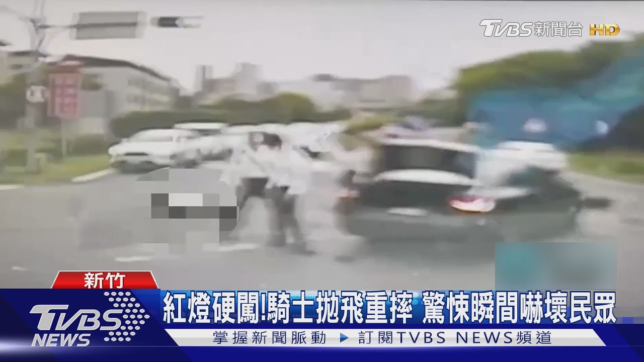 紅燈硬闖!騎士遭車輛拋飛「飛越車頂」重摔 驚悚一瞬曝