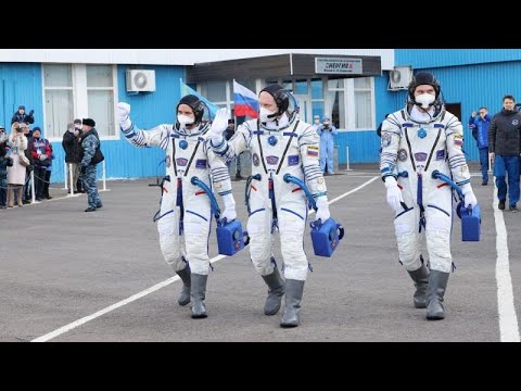 Στα χρώματα της Ουκρανικής σημαίας οι τρεις νέοι Ρώσοι κοσμοναύτες στον Διεθνή Διαστημικό Σταθμό