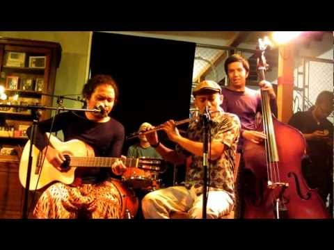 Payung Teduh - Menuju Senja (live at Aksara Store, Kemang, Jakarta 1 April 2012)