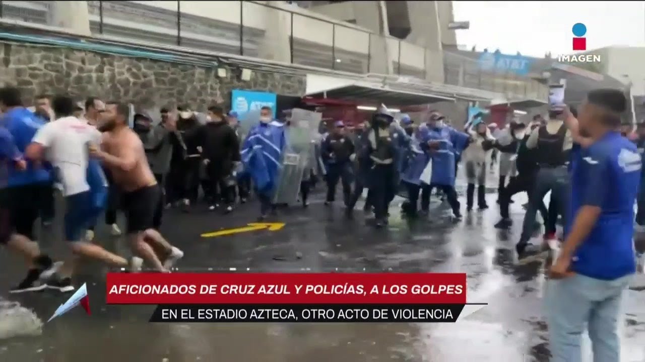 Aficionados de Cruz Azul se pelean contra policías | Adrenalina