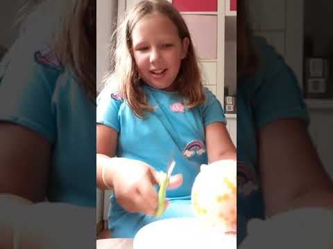 Zerschneiden von Anti-Stressball