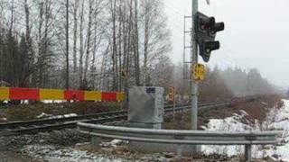 preview picture of video 'Finnish Express Train 701 passes Hepokangas level crossing'