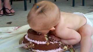 Смотреть онлайн Вот как нужно есть торт в свой первый день рождения