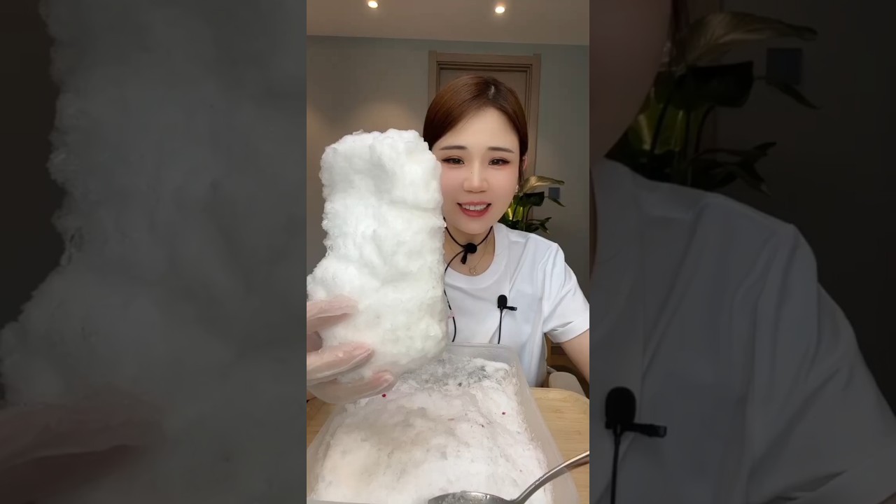YY'S squeaky freezer frost ice eating asmr🧊 #freezerfrost #frostbites #asmr #viralshorts
