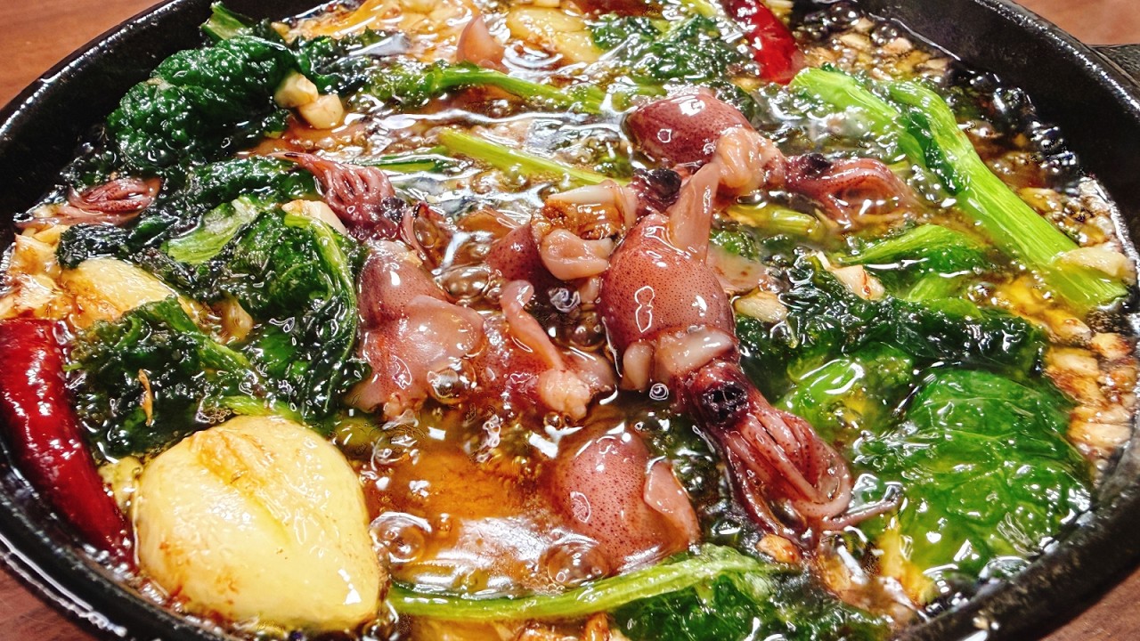 【ただ煮るだけ】これはヤバい。サックサクのバケットと一緒に食べてみて！マジ無限だからw こうちゃん特製『ホタルイカと菜の花のやみつきアヒージョ』