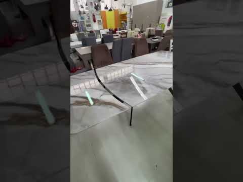Tavolo allungabile Riley con piano in ceramica effetto marmo grigio chiaro lucido