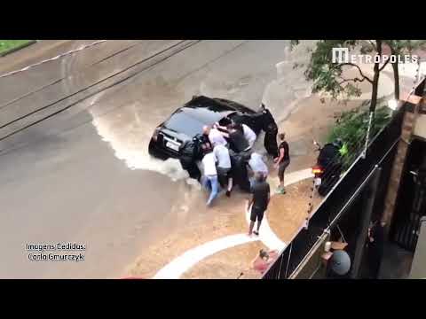 Mulher de 60 anos morreu depois de ficar presa debaixo de um carro em uma enxurrada, em Campinas SP