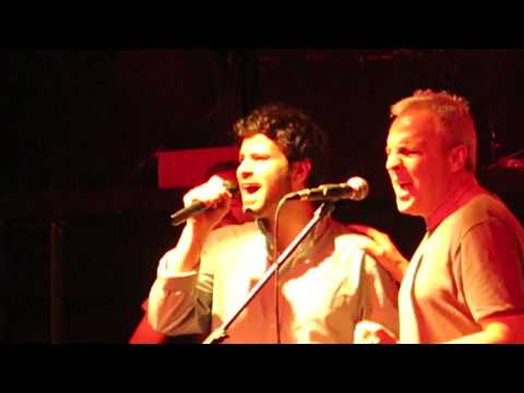 Concierto 'Viva Makeni' - Sufre Mamón (Hombres G) con Taburete