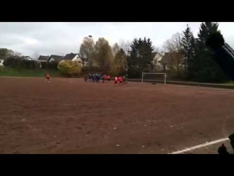 Freistoß von Levent Efe beim Spiel SV DITIB - SV Bergheim II