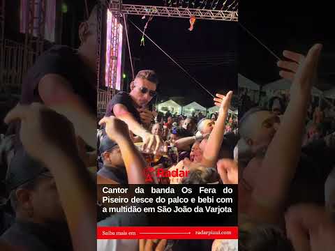 Cantor da banda Os Fera do Piseiro desce do palco e bebi com a multidão em São João da Varjota
