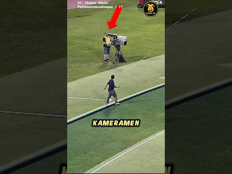 Lemparannya hampir mengenai kameramen