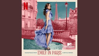 Kadr z teledysku Mon Soleil (from "Emily in Paris" soundtrack) tekst piosenki Ashley Park