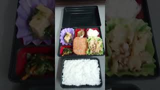 本日の仕出し弁当。430円也。今日は寸胴で豚汁付き！3/26-4