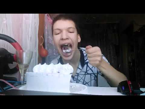 Сергей Погодин отмечает день рождения кушаю торт дома