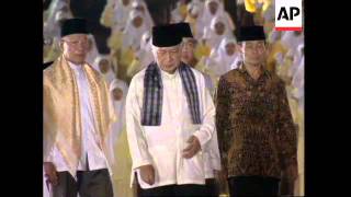Download lagu INDONESIA: PRESIDENT SUHARTO STARTS THE IDUL FITRI CELEBRATIONS (2) mp3