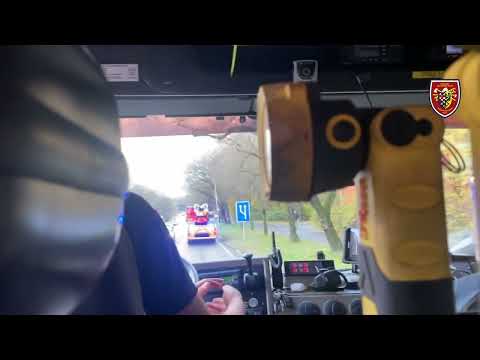 15.11.2023 Kolona dvou tatrovek a automobilového žebříku projíždí provozem k požáru domu | HZS MSK