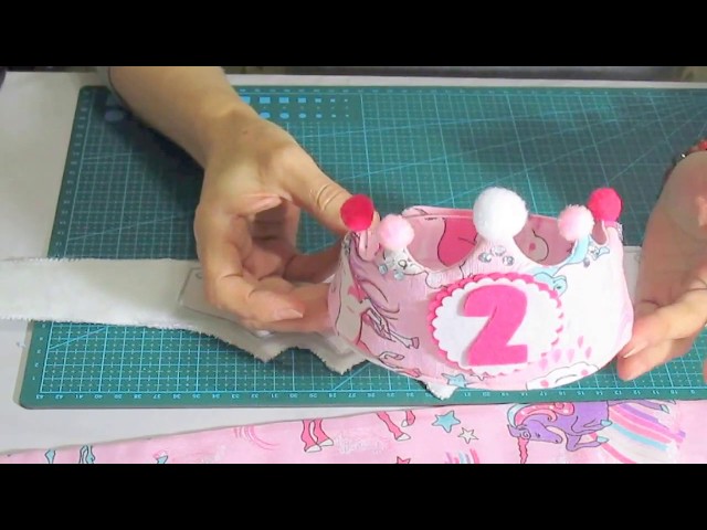 Vídeo relacionado con JIAWWAN Corona de Infantil Cumpleaños, Corona de Tela para Cumpleaños, Corona Cumpleaños Unisex per Números Intercambiables del 0 al 9, Corona Cumpleaños Ajustable para Niños y Niñas (Rosa)