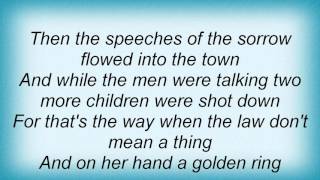18066 Phil Ochs - On Her Hand A Golden Ring Lyrics