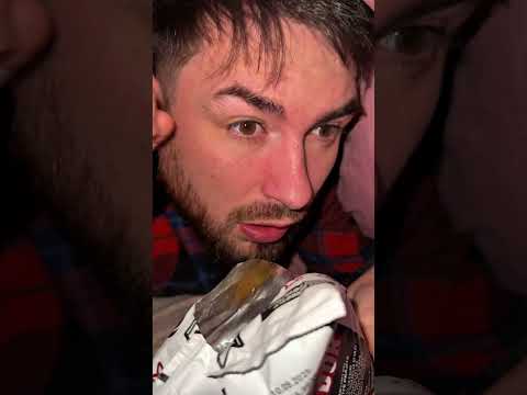 Când fratele mai mic îți fură cipsurile și mânca pe ascuns