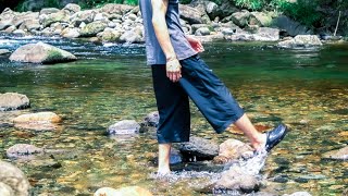 男が一人で川であそぶだけ