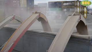 Зернометатель РВХ-90 в работе. г. Новороссийск. Перевалка зерна из вагона-хоппера в автотранспорт.