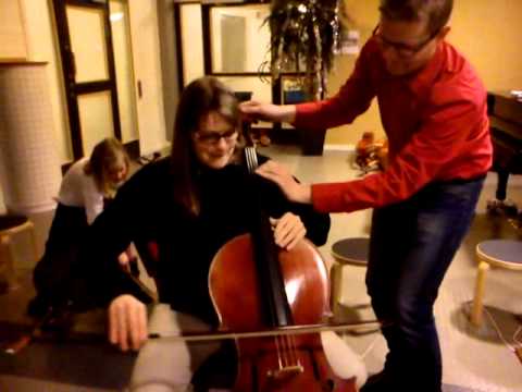 Helena Hjertén spelar cello