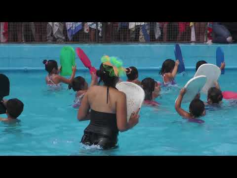 Muestra de natación de participantes en la Colonia de Vacaciones