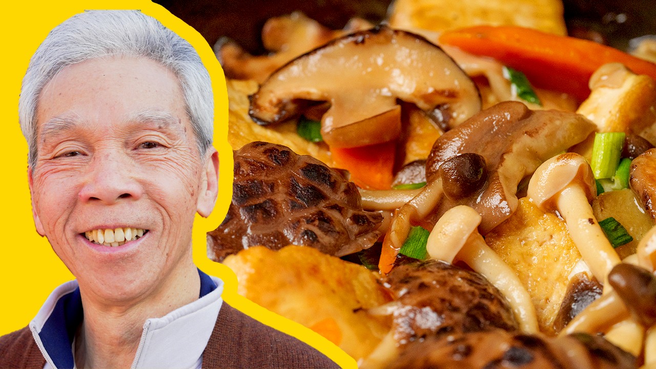 🍲 How a Chinese chef makes Vegetarian Clay Pot! (冬菇豆腐煲)