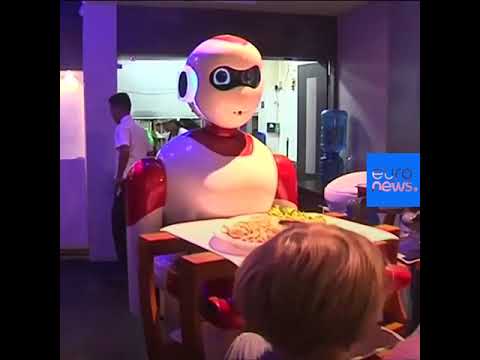 بالفيديو روبوتات محلية الصنع تتولى مهام النادل في إحدى مطاعم كاتماندو