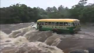 Autobús Cae por Catarata