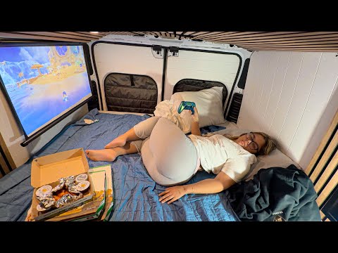 Vanlife Gaming, Pizza & Stealth Camping in a Parking Lot