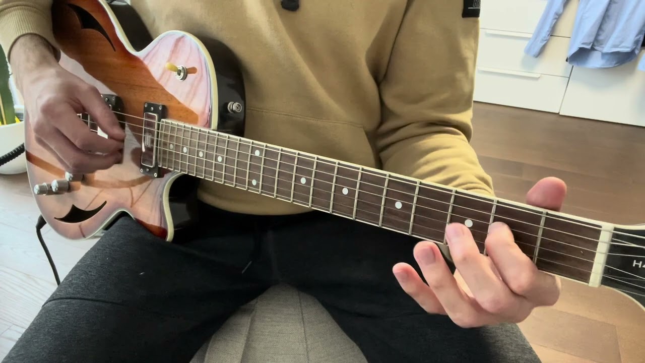 Roberto Barlocci playing the Pinzin Kinzin intro pattern by Avishai Cohen on guitar