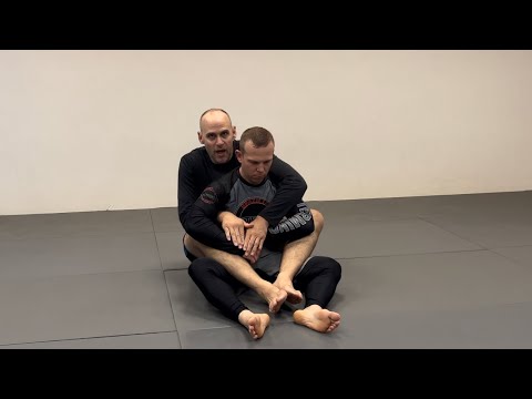 This arm trap makes getting the Rear Naked Choke easy